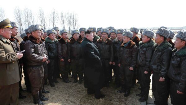 Kim Jong-un con los militares de la Fuerza Aérea de Corea del Norte - Sputnik Mundo