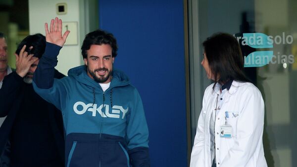 El piloto Fernando Alonso se despertó de su accidente hablando italiano - Sputnik Mundo