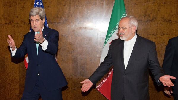 U.S. Secretary of State John Kerry (L) and his Iranian counterpart Mohammad Javad Zarif in Montreux March 2, 2015 - Sputnik Mundo