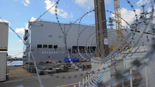 A Mistral-class amphibious assault ship is docked in the shipyard of Saint-Nazaire, August 20, 2014 - Sputnik Mundo