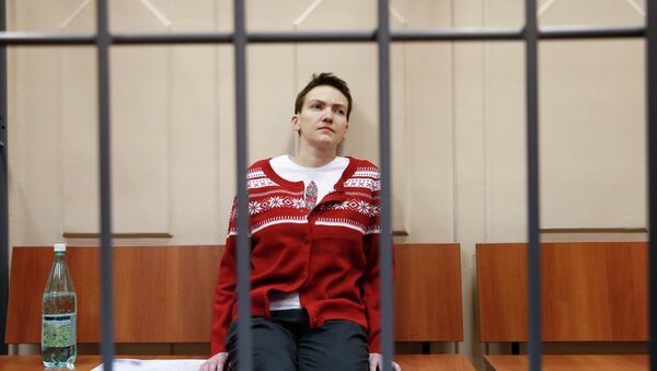 Ukrainian military pilot Nadezhda Savchenko sits inside a defendants' cage as she attends a court hearing in Moscow March 4, 2015. - Sputnik Mundo