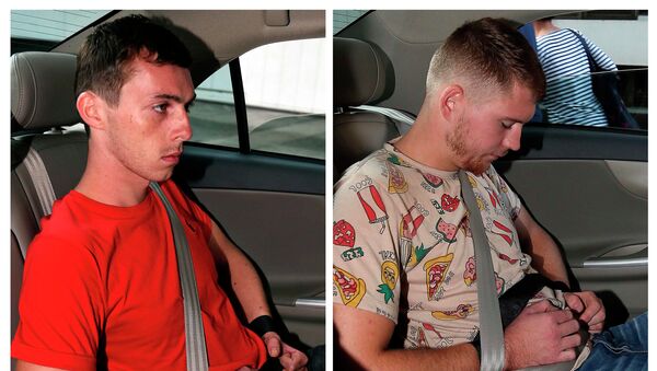 German citizens Andreas Von Knorre (L) and Elton Hinz, both charged for vandalising an SMRT train at Bishan Depot, arriving at the State Court in Singapore November 22, 2014 - Sputnik Mundo