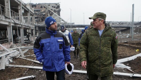 Глава миссии ОБСЕ Александр Хуг (слева) и представитель России посетили аэропорт Донецка - Sputnik Mundo