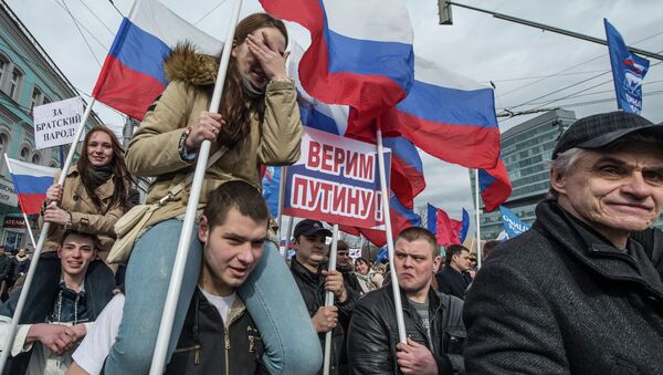 Pro-Kremlin activists march in Moscow, on March 15, 2014, during a rally in support of recent Russia's move on Crimea. - Sputnik Mundo
