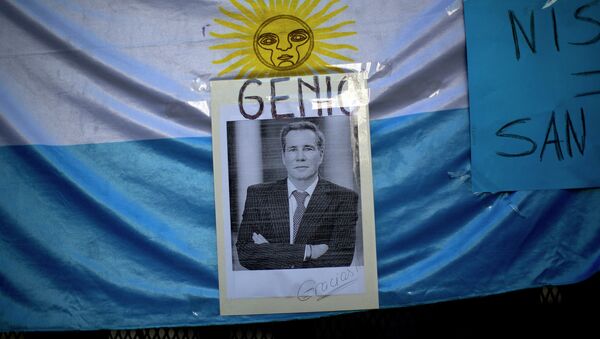 A portrait of late prosecutor Alberto Nisman is seen pasted on an Argentine flag with a title that reads in Spanish Genius, outside a funeral home during his wake in Buenos Aires, Argentina, Thursday, Jan. 29, 2015 - Sputnik Mundo