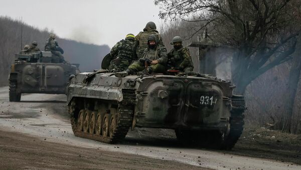 Members of the Ukrainian armed forces ride on armoured personnel carriers near Artemivsk, eastern Ukraine, March 3, 2015 - Sputnik Mundo
