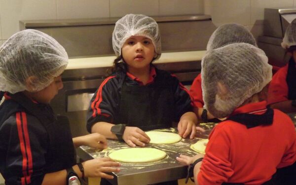 Niños se prueban en diversas profesiones en centro de recreación e instrucción KidZania - Sputnik Mundo