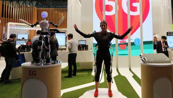 An SK telecom exhibitor directs the robot's movements using 5G on the last day at the Mobile World Congress in Barcelona March 5, 2015 - Sputnik Mundo