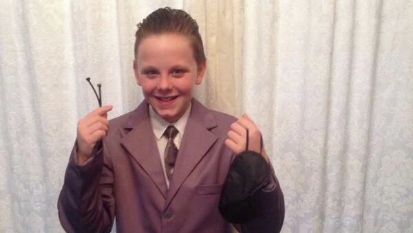 Liam Scholes, alumno británico de 11 años, que se disfraza del protagonista de “Cincuenta sombras de Grey” - Sputnik Mundo