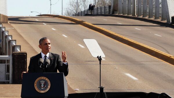 U.S. President Barack Obama speaks at the foot of the Edmund Pettus Bridge in Selma, Alabama - Sputnik Mundo