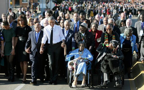 El presidente estadounidense, Barack Obama, participa en una marcha con los veteranos del movimiento de derechos civiles a través del puente Edmund Pettus en Selma - Sputnik Mundo