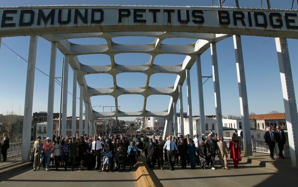 Una marcha cruza el puente Edmund Pettus - Sputnik Mundo
