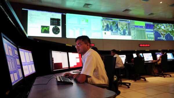 Scientists from the Indian Space Research Organisation (ISRO) work in the Indian Regional Navigational Satellite System (IRNSS) control room at the Indian Deep Space Network (IDSN) - Sputnik Mundo