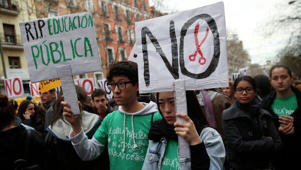 Students protest on the final day of a two-day nationwide student strike against new education law in Madrid, February 26, 2015 - Sputnik Mundo