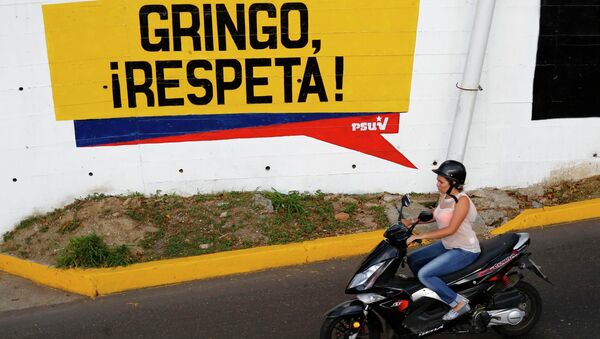 Un graffiti 'Gringo, respect us!' en Caracas - Sputnik Mundo