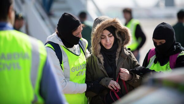 Spanish Civil Guards escorts a Moroccan woman, named as Samira Yerou in a ministry statement, at Barcelona's airport, March 7, 2015 - Sputnik Mundo