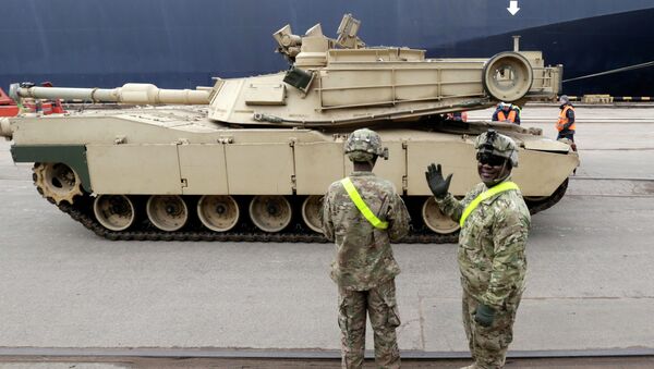Tanque americano Abrams en el puerto de Riga - Sputnik Mundo