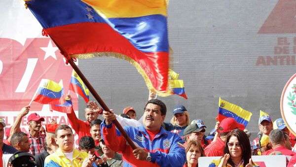 Venezuela's President Nicolas Maduro (C) waves a Venezuelan flag during a rally to commemorate the 26th anniversary of the social uprising known as 'Caracazo' - Sputnik Mundo