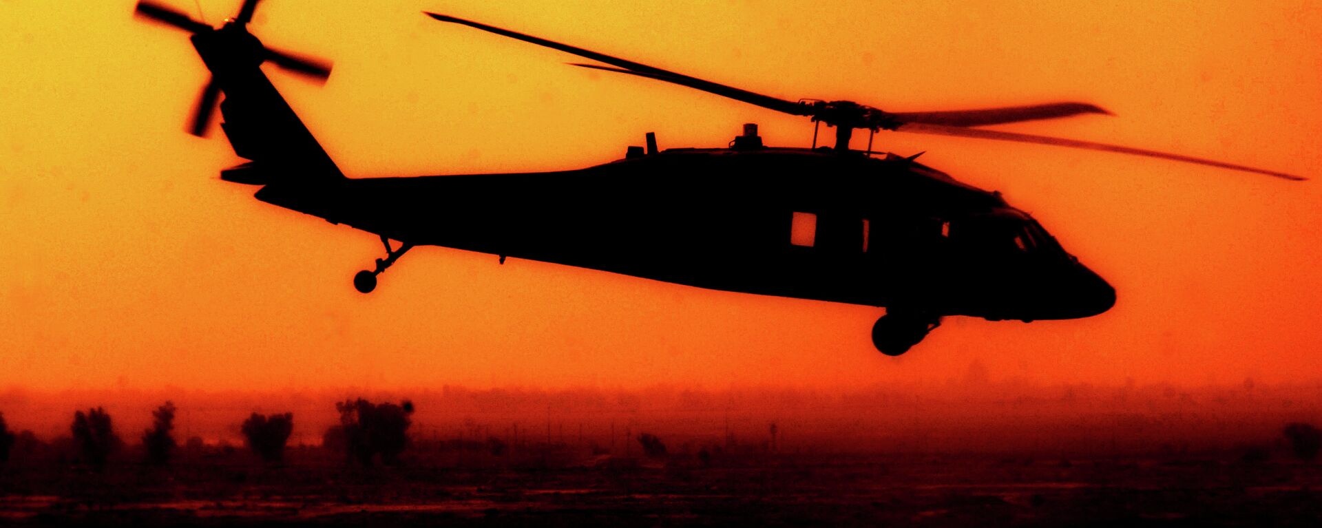 A U.S. Army UH-60 Black Hawk helicopter from Charlie Company, 227th Aviation Regiment flies over Baghdad, Iraq, Oct. 9, 2007 - Sputnik Mundo, 1920, 23.08.2021