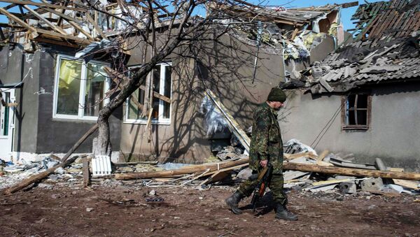 A pro-Russian rebel on a front line outside the village of Molochnoye, north-east from Donetsk, March 8, 2015 - Sputnik Mundo