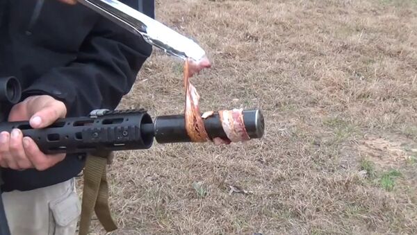Un estadounidense fríe beicon en el silenciador de un fusil M16 - Sputnik Mundo
