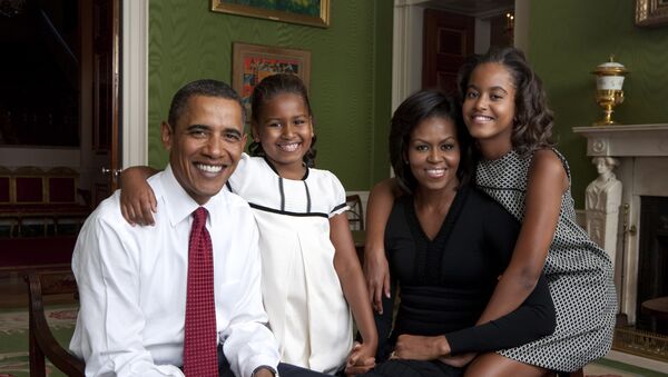 El presidente de EEUU Barack Obama con su esposa Michelle y sus hijas - Sputnik Mundo