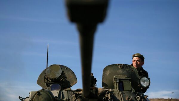 Soldado ucraniano mira desde un vehículo blindado - Sputnik Mundo