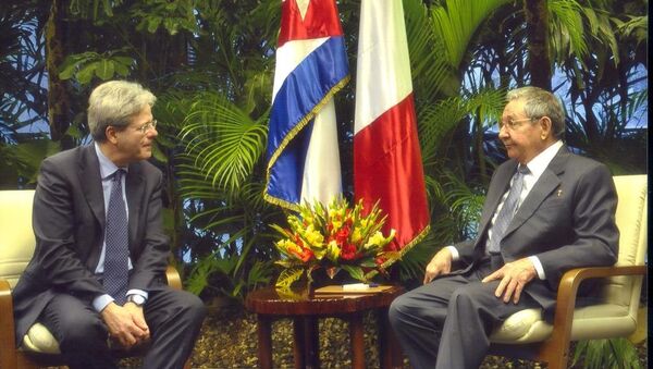 Министр международных дел Италии Паоло Джентилони с официальным визитом в Кубу, на встрече с лидером Кубы Раулем Кастро - Sputnik Mundo