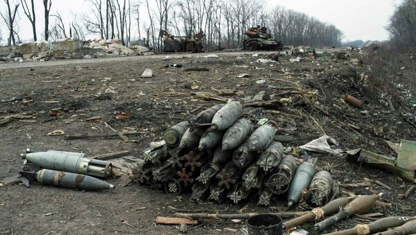 Ammunition lie on a road in the village of Chornukhyne near the town of Debaltseve - Sputnik Mundo