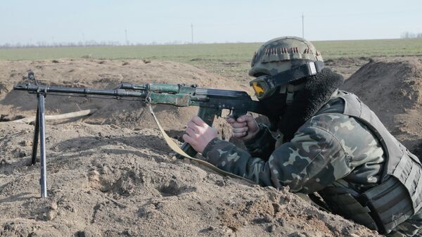 A Ukrainian serviceman takes position at the front line outside Kurahovo, in the Donetsk region of Ukraine, Wednesday, March 11, 2015 - Sputnik Mundo