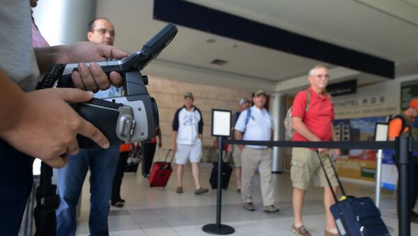 Personal de Salud Pública de Honduras pantalla de los pasajeros para el virus de ébola en el aeropuerto internacional de Tegucigalpa - Sputnik Mundo