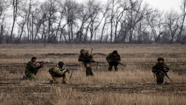 Pro-Russian rebels practise shooting in the village of Chornukhyne - Sputnik Mundo