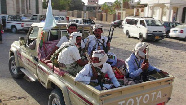 Armed tribesmen loyal to Yemen's President Abd-Rabbu Mansour Hadi - Sputnik Mundo