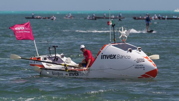 Abraham Levy of Mexico rows his boat named Cascarita - Sputnik Mundo