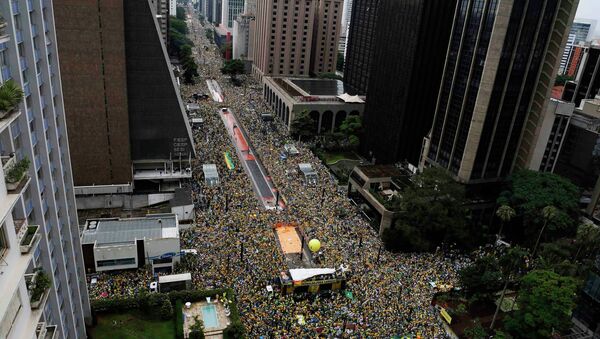 Manifestantes en la Avenida Paulista de Sao Paulo - Sputnik Mundo