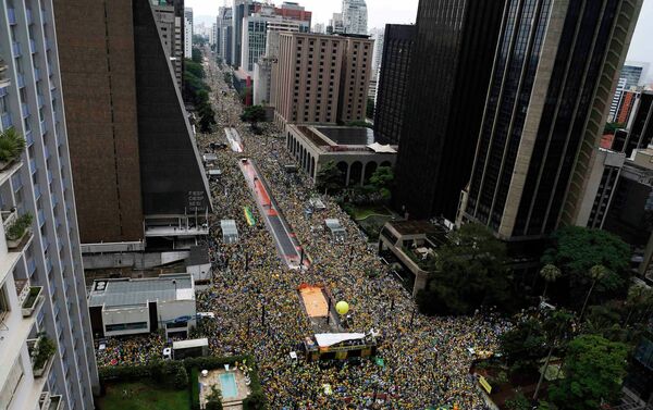 Manifestantes en la Avenida Paulista de Sao Paulo - Sputnik Mundo