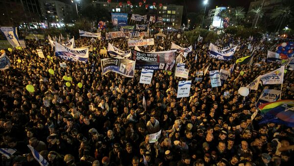 Israelis attend a right-wing rally in Tel Aviv's Rabin Square ahead of the coming election March 15, 2015. - Sputnik Mundo