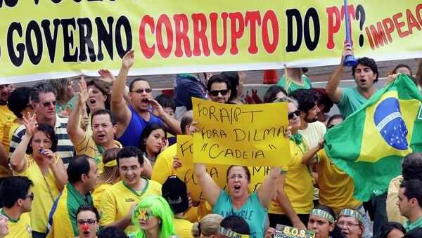 Demonstrators chant slogans during a protest against Brazil's President Dilma Rousseff at Paulista avenue in Sao Paulo - Sputnik Mundo