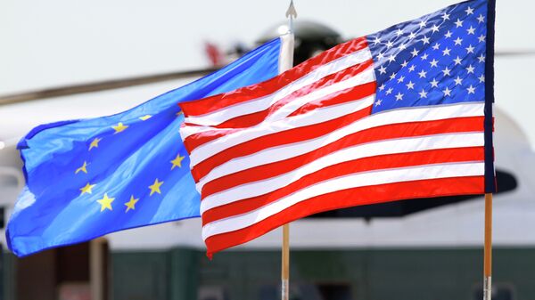 Banderas de la UE y EEUU (imagen referencial) - Sputnik Mundo