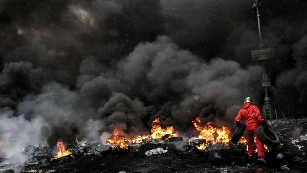 A Manifestaciones de protesta en la plaza de la Independencia (Maidán), 2014adds tire to the fire in Maidan square in Kiev, Ukraine, Jan 22, 2014 - Sputnik Mundo