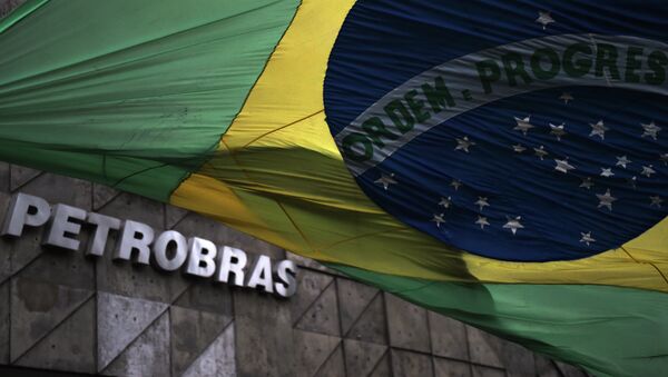 The Brazilian national flag flutters at the front of the headquarters of the Brazilian state oil giant Petrobras, in Rio de Janeiro, Brazil, on March 13, 2015 - Sputnik Mundo