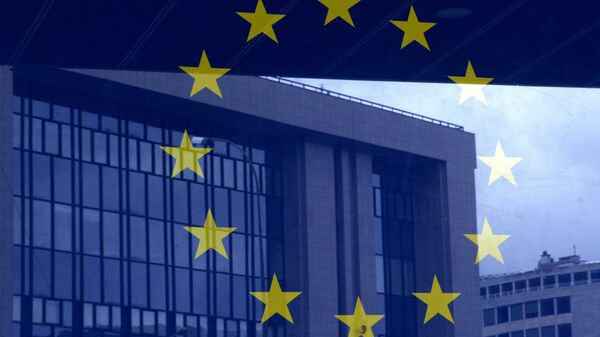 La reflección del Consejo Europeo en la foto con la bandera de la Unión - Sputnik Mundo