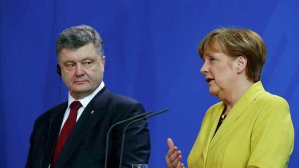 Ukrainian President Petro Poroshenko and German Chancellor Angela Merkel address a news conference following talks at the Chancellery in Berlin March 16, 2015 - Sputnik Mundo