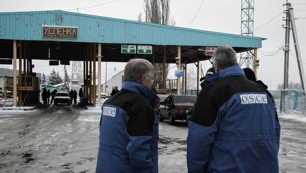 Представители ОБСЕ у пропускного пункта Успенка в Донецкой области на границе Украины с Россией - Sputnik Mundo