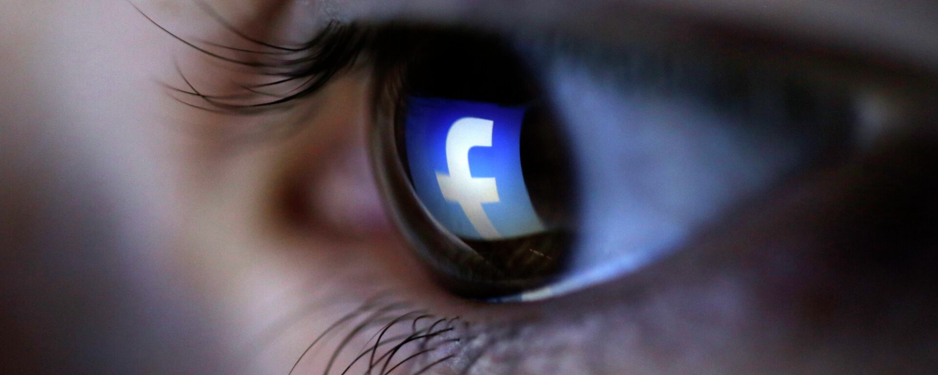 A picture illustration shows a Facebook logo reflected in a person's eye, in Zenica, March 13, 2015 - Sputnik Mundo, 1920, 05.04.2021