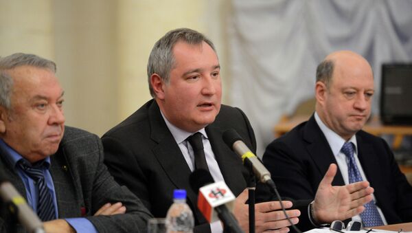 Dmitri Rogozin, vice primer ministro de Rusia (en el centro) - Sputnik Mundo