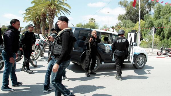 Fuerzas de seguridad tunecinas vigilan el exterior del Museo del Bardo - Sputnik Mundo