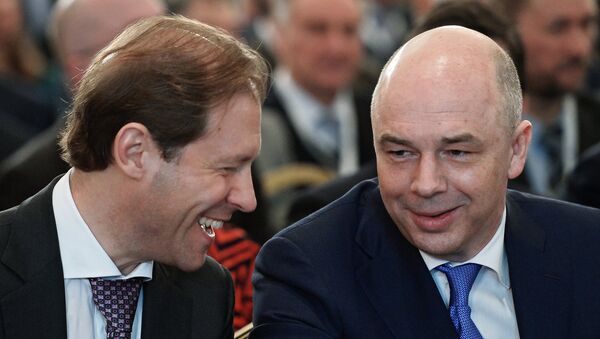 Ministro de Industria y Comercio de Rusia, Denís Manturov y ministro de Finanzas, Antón Siluánov - Sputnik Mundo
