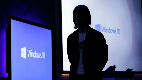 Microsoft engineer Alex Kipman looks on at an event demonstrating new features of its flagship operating system Windows at the company's headquarters Wednesday, Jan. 21, 2015 - Sputnik Mundo