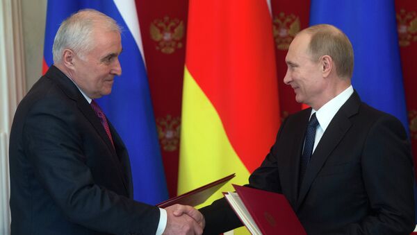 Presidente de Osetia del Sur, Leonid Tibílov y presidente de Rusia, Vladímir Putin (archivo) - Sputnik Mundo